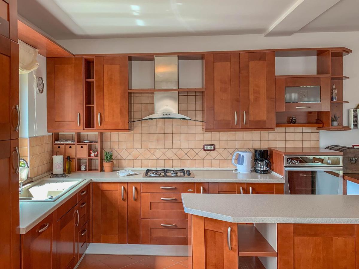 Leone Apartment