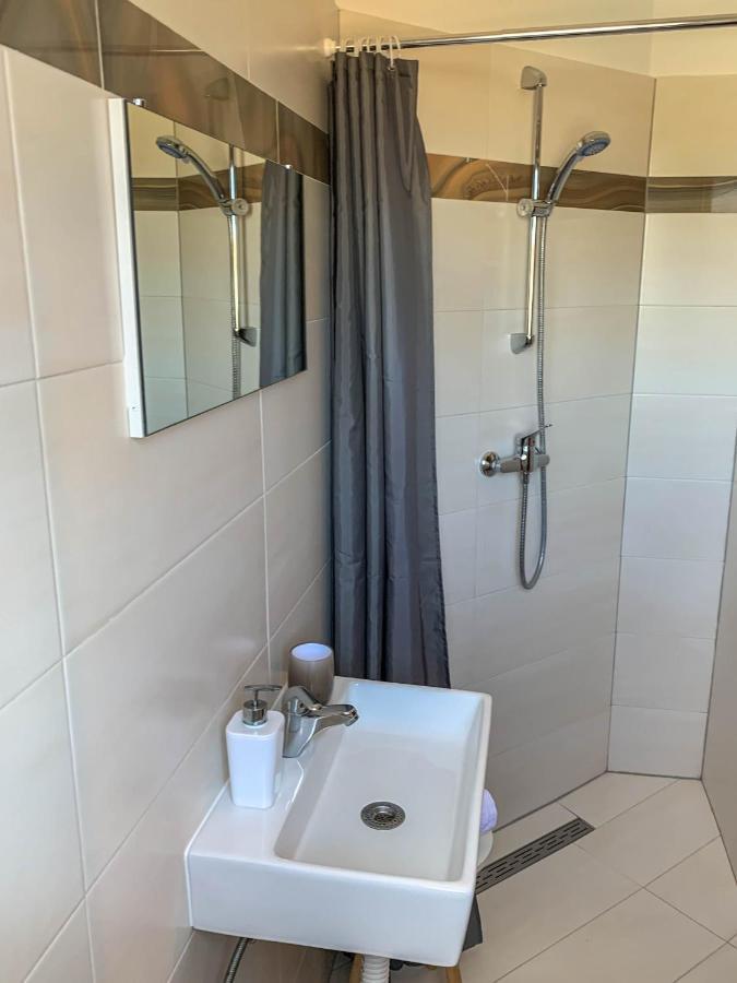 Leone Apartment *