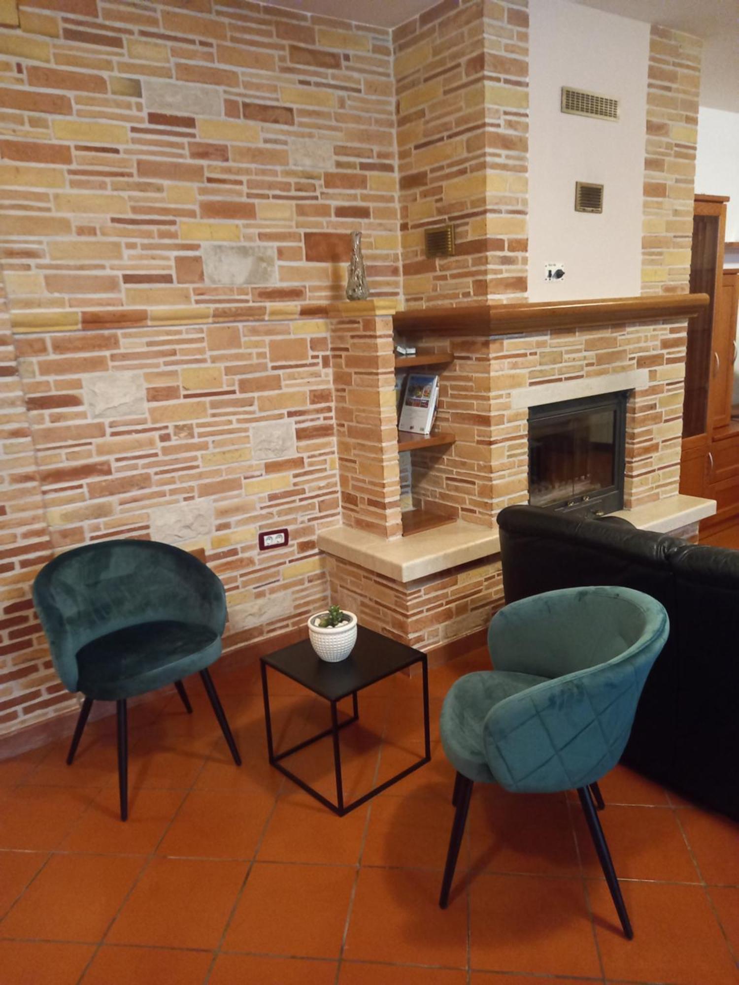 Leone Apartment *